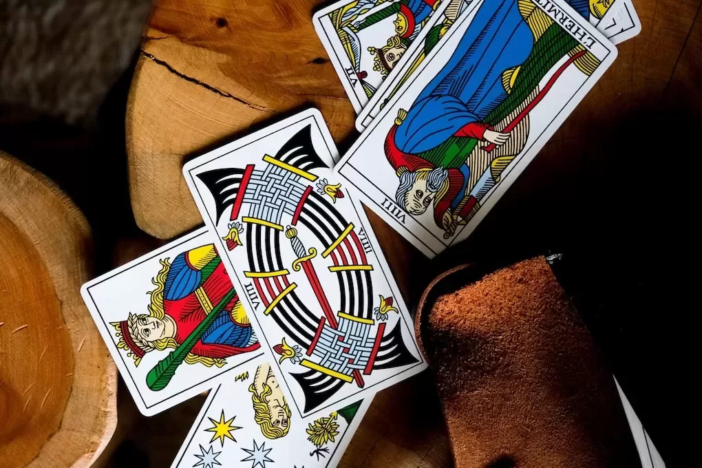 Cómo interpretar las cartas invertidas en el tarot