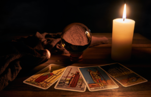 ¿Qué tan confiable es la lectura de Tarot? Guía completa para tomar una decisión informada
